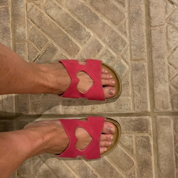 Pink suede Abi sandals with heart in center sz6 - Picture 3 of 3